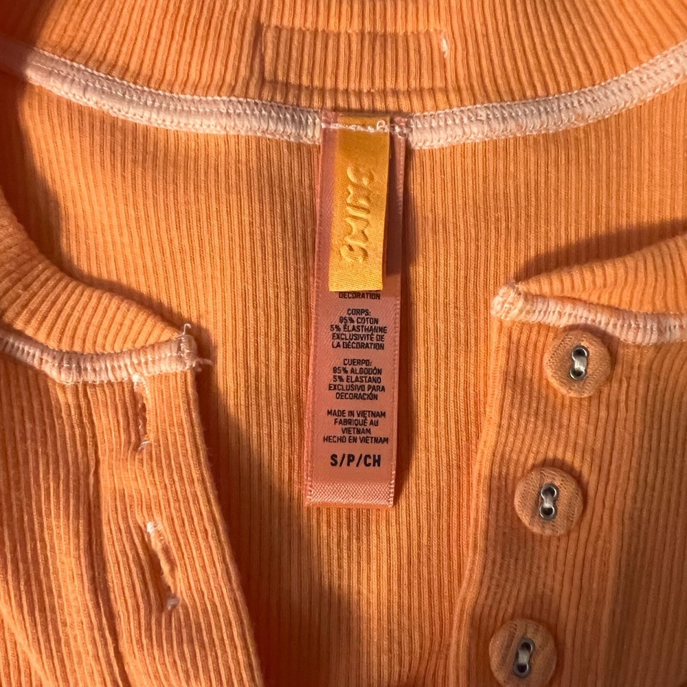 SKIMS Apricot Long-Sleeve Crop Henley Crop Top - Picture 6 of 6